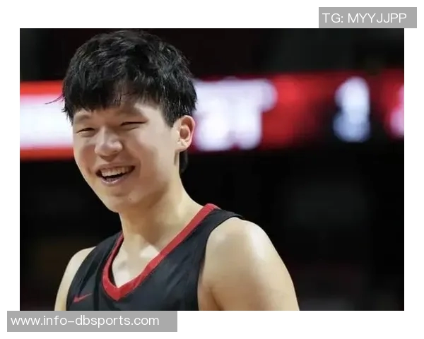 杨瀚森低位背打轻松突破对手单脚上篮展现绝佳技术