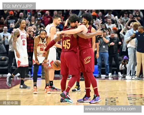 老队友重聚骑士公牛赛前米切尔阿伦与奥科罗亲切交谈回忆往昔