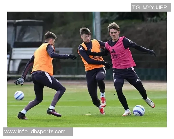 阿森纳小将道曼自去年脚踝受伤后首次回归合练展现积极状态 阿森纳小将道曼自去年脚踝受伤后首次回归合练展现积极状态