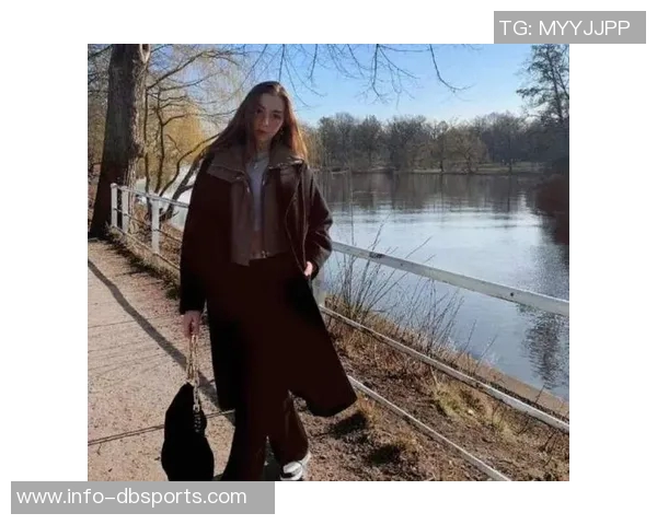 小吧社交秀精彩纷呈亚马尔与女友甜蜜互动胡梅尔斯女友惊艳亮相